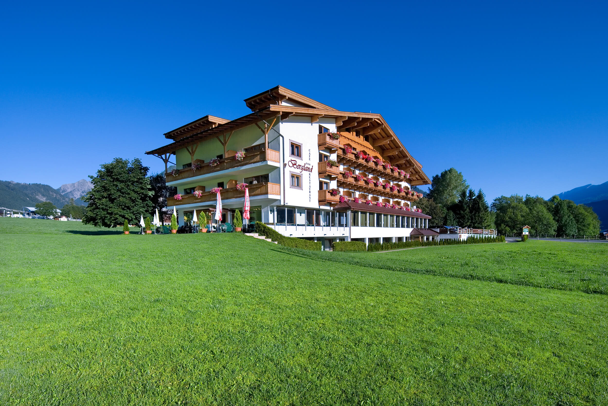 Das Bergland Hotel sieht von draußen traditionell und dennoch modern aus.
