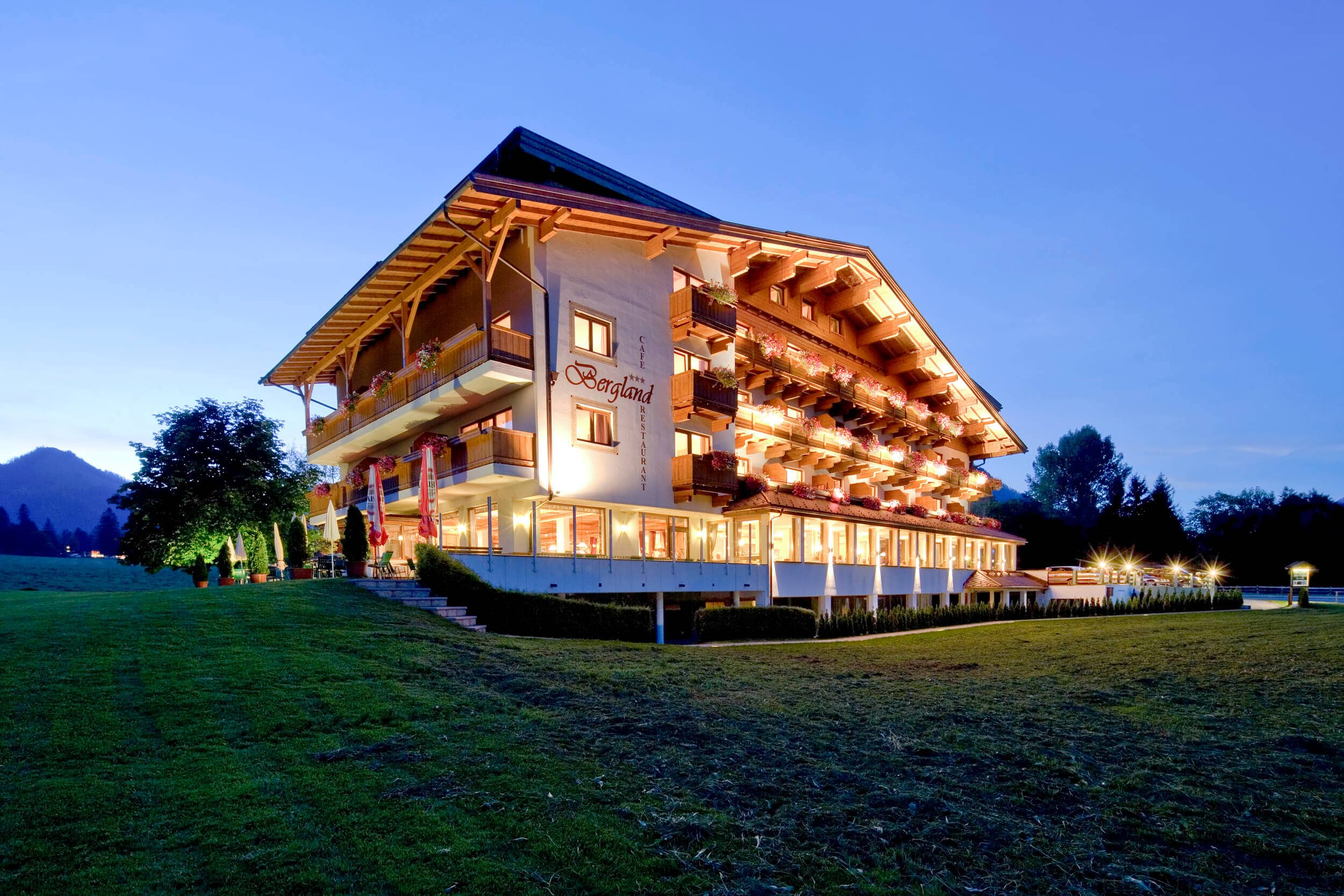 Am Abend wird das Hotel am Achensee stimmungsvoll beleuchtet.