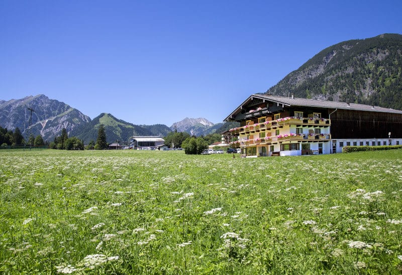 Landhaus vor blauem Himmel