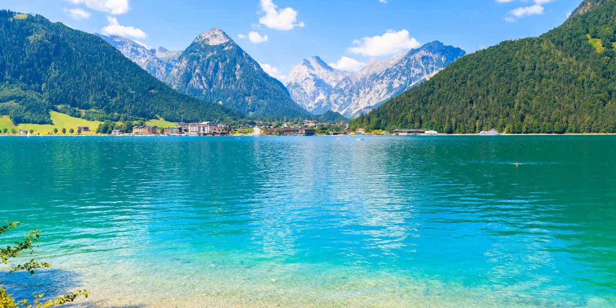Achensee-Strand mit türkisblauem Wasser